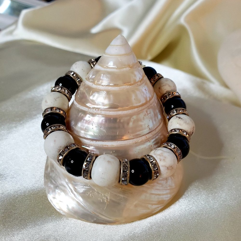 Black shiny onyx and white turquoise bracelet - Picture 3 of 5